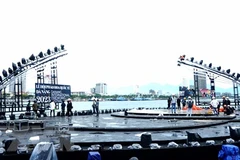 Sân khấu được hoàn thiện những khâu trang trí cuối cùng cho đêm khai mạc ngày 2/6. (Ảnh: Quốc Dũng/TTXVN)