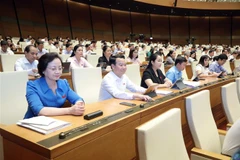 Đoàn đại biểu Quốc hội tỉnh Yên Bái biểu quyết thông qua Luật Giá (sửa đổi), Nghị quyết về phê chuẩn quyết toán Ngân sách nhà nước năm 2021. (Ảnh: Doãn Tấn/TTXVN)
