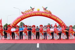 Thủ tướng Phạm Minh Chính và các đại biểu cắt băng khánh thành dự án cầu Như Nguyệt. (Ảnh: Dương Giang/TTXVN)