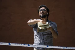 Đối tượng Salwan Momika bên ngoài một đền thờ Hồi giáo tại thủ đô Stockholm. (Nguồn: AFP)