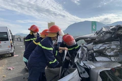 Lực lượng cứu hộ làm nhiệm vụ tại hiện trường vụ tai nạn. (Ảnh: TTXVN phát)