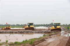 Các đơn vị thi công án thành phần đường cao tốc Cần Thơ-Hậu Giang. (Ảnh: Dương Giang/TTXVN)