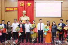Lãnh đạo Tỉnh ủy Bắc Kạn chúc mừng các cán bộ được luân chuyển, bổ nhiệm. (Ảnh: TTXVN phát)