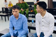 Bị cáo Trường (áo xanh) và bị cáo Nguyên tại phiên tòa. (Ảnh: Công an cung cấp)