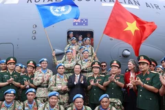 Chủ tịch nước Võ Văn Thưởng với các lực lượng lên đường thực hiện nhiệm vụ Gìn giữ Hòa bình Liên hợp quốc tại Nam Sudan. (Ảnh: Thống Nhất/TTXVN)