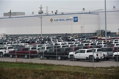 Các mẫu xe Chevrolet và bán tải của General Motors (GM) bên ngoài một nhà máy lắp ráp ở bang Michigan, Mỹ. (Ảnh: AFP/TTXVN)