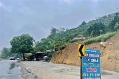 Hộ ông Vũ Đức Thuận ngang nhiên đặt biển điểm dừng chân Tuấn Huệ. (Ảnh: TTXVN phát)