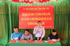 Phó Chủ tịch Thường trực UBND tỉnh Đắk Lắk Đồng Nguyễn Tuấn Hà chủ trì buổi đối thoại giữa Công ty CP Càphê Ea Pốk với các hộ là người đồng bào dân tộc tại chỗ tại Buôn Ea Mấp (Đắk Lắk). (Ảnh: Anh Dũng/TTXVN)