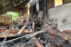Diện tích xưởng khoảng 400m2, trong đó, diện tích bị cháy khoảng hơn 100m2, chất cháy chủ yếu là gỗ. (Ảnh: TTXVN phát)