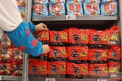 Mỳ ăn liền được bày bán tại một siêu thị ở Seoul, Hàn Quốc. (Ảnh: Yonhap/TTXVN)