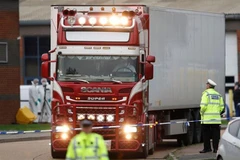 Cảnh sát Anh điều tra tại hiện trường xe container đông lạnh chứa 39 thi thể ở Grays, Essex. (Ảnh: Reuters/TTXVN)