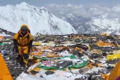 Rác thải do những người leo núi bỏ lại. (Nguồn: Twitter)