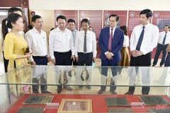 Thứ trưởng Văn hóa-Thể thao & Du lịch Hoàng Đạo Cương, Thứ trưởng Bộ Thông tin và Truyền thông Nguyễn Huy Dũng, Chủ tịch UBND tỉnh Võ Trọng Hải và các đại biểu tham quan trưng bày di sản văn hóa làng Trường Lưu. (Nguồn: Báo Hà Tĩnh)