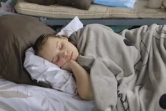 Em nhỏ tận hưởng giấc ngủ trưa. (Ảnh: Trần Hiếu/TTXVN)