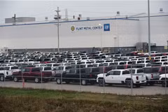 Các mẫu xe Chevrolet và bán tải của General Motors (GM) bên ngoài một nhà máy lắp ráp ở bang Michigan, Mỹ. (Ảnh: AFP/TTXVN)