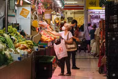 Người dân mua thực phẩm tại siêu thị ở Zaragoza, Tây Ban Nha. (Ảnh: AFP/TTXVN)