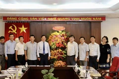 Ban Giám đốc Cơ quan TTXVN khu vực phía Nam cùng Đoàn công tác tỉnh Long An tại buổi làm việc. (Ảnh: Hồng Giang/TTXVN)