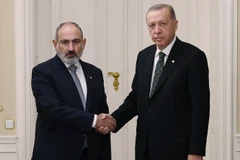 Tổng thống Thổ Nhĩ Kỳ Recep Tayyip Erdogan (phải) trong cuộc gặp Thủ tướng Armenia Nikol Pashinyan tại Prague (Cộng hòa Séc) ngày 6/10/2022. (Ảnh: AFP/TTXVN)
