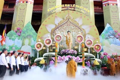 Pháp chủ Giáo hội Phật giáo Việt Nam chủ trì nghi thức cúng dường Phật đản. (Ảnh: Tiến Lực/TTXVN)