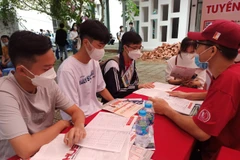 Thí sinh tham gia chương trình tư vấn chọn ngành tuyển sinh đại học. (Ảnh: PV/Vietnam+)