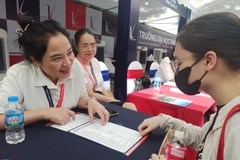 Thí sinh tư vấn chọn ngành tại gian hàng của Đại học Thăng Long. (Ảnh: PV/Vietnam+)