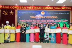 Ban tổ chức trao giải cho các nhà giáo. (Ảnh: Thanh Tùng/TTXVN)