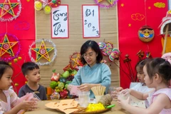 Học sinh Trường mầm non Họa My học làm đèn lồng. (Ảnh: NTCC)