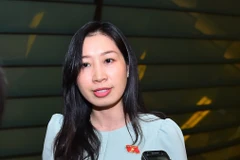 Đại biểu Hoàng Thị Thanh Thúy chia sẻ với báo chí bên hành lang Quốc hội. (Ảnh: PV/Vietnam+)