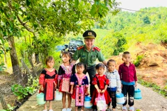 Dương Hải Anh và những em nhỏ vùng khó Sơn La. (Ảnh: NVCC)