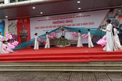 Học sinh lớp 6 Trường Trung học cơ sở Vĩnh Quỳnh biểu diễn kịch về chị Võ Thị Sáu để giới thiệu sách "Võ Thị Sáu-con người và huyền thoại". (Ảnh: PV/Vietnam+)