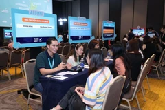 Học sinh tìm hiểu thông tin về du học New Zealand. (Ảnh: PV/Vietnam+)