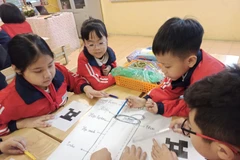Giờ học STEM tự chế bình giữ nhiệt để học về khả năng dẫn nhiệt của học sinh Trường Tiểu học A, thị trấn Văn Điển, huyện Thanh Trì. (Ảnh: Phạm Mai/Vietnam+)