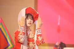 Lưu học sinh Hàn Quốc đóng trích đoạn vở cải lương "Tiếng trống Mê Linh" gây xúc động. (Ảnh: PV/Vietnam+)
