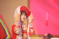 Lưu học sinh Hàn Quốc đóng trích đoạn vở cải lương "Tiếng trống Mê Linh" gây xúc động. (Ảnh: PV/Vietnam+)