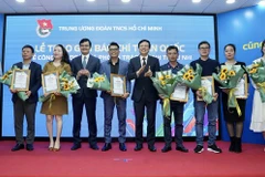 Ban tổ chức trao giải A cho các tác giả, nhóm tác giả thể loại báo in và báo điện tử. (Ảnh: Báo Tiền Phong)