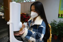 Học sinh sát khuẩn khi đến trường để phòng dịch COVID-19. (Ảnh: Hoài Nam/Vietnam+)