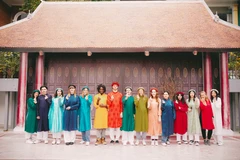 Những hoạt động trải nghiệm đã giúp các sinh viên quốc tế có cơ hội tìm hiểu về văn hóa Tết truyền thống của người Việt. (Ảnh: PV/Vietnam+)