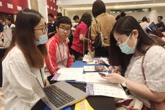 Học sinh tìm hiểu thông tin du học Mỹ. (Ảnh: Phạm Mai/Vietnam+)