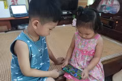 Việc trẻ xem quá nhiều tivi, điện thoại trong dịp hè khiến phụ huynh lo lắng. (Ảnh: PM/Vietnam+)