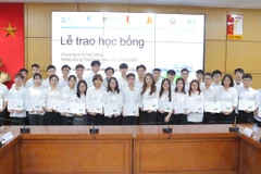 Các sinh viên nhận học bổng. (Ảnh: BTC)