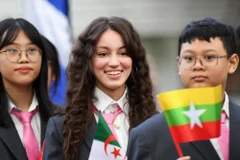 Lễ khai giảng năm học mới của Hệ thống trường TH School năm nay có điểm nhấn đặc biệt khi khoảnh khắc trẻ em từ hơn 20 quốc gia khác nhau, hôm nay trở thành học sinh mới của trường. (Ảnh: PV/Vietnam+)