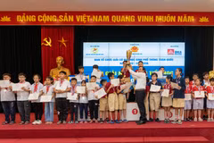 Ban tổ chức trao giải cho các cá nhân. (Ảnh: Bộ GD-ĐT)