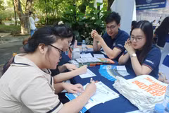 Thí sinh gặp gỡ đại diện các trường đại học để tư vấn xét tuyển. (Ảnh: PV/Vietnam+)