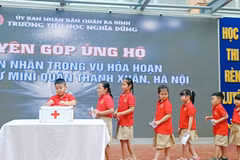 Học sinh Trường Tiểu học Nghĩa Dũng ủng hộ các nạn nhân. (Ảnh: NTCC)