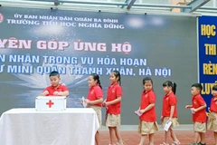 Học sinh Trường Tiểu học Nghĩa Dũng ủng hộ các nạn nhân. (Ảnh: NTCC)