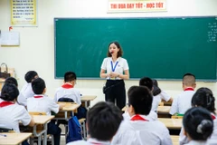 Cô và trò Trường Trung học cơ sở Linh Đàm (Hoàng Mai, Hà Nội) trong ngày tựu trường. (Ảnh: Hoài Nam/Vietnam+)