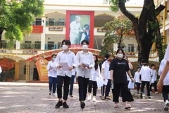 Thí sinh bước ra khỏi điểm thi sau khi hoàn tất bài thi Ngữ văn (Ảnh: Hoài Nam/Vietnam+)