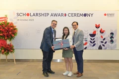 Nguyễn Thị Hồng Nhung nhận Học bổng Chắp cánh ước mơ của Đại học RMIT Việt Nam năm 2023. (Ảnh: PV/Vietnam+)