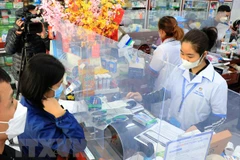 Đại biểu đề nghị phải trả lại tiền khi người dân phải tự mua thuốc có trong danh mục bảo hiểm y tế. (Ảnh: TTXVN)