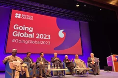 Thứ trưởng Bộ Giáo dục và Đào tạo Việt Nam Hoàng Minh Sơn (thứ ba từ trái sang) tại Hội nghị. (Ảnh: PV/Vietnam+)